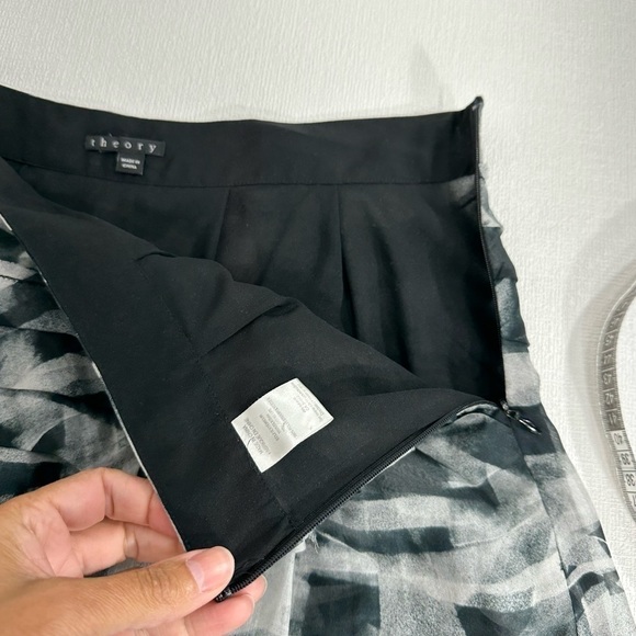 Theory black and white layered mini skirt size S\M - Picture 9 of 10